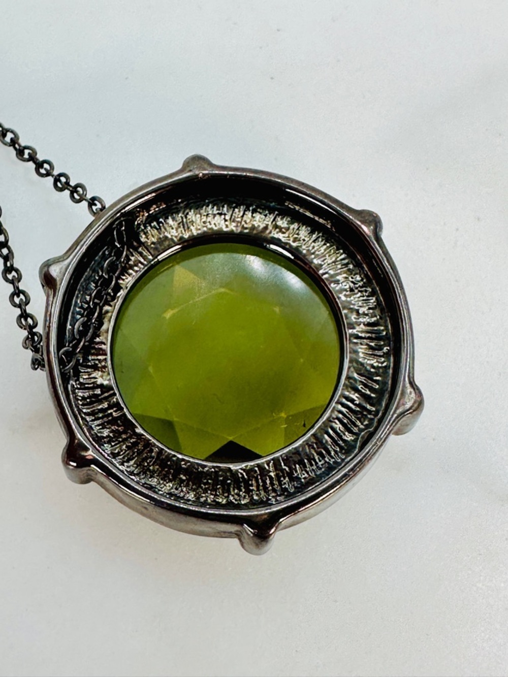 Round Faceted Olive Green Pendant Necklace Liz & Co Gunmetal Chain Signed Bold - Picture 7 of 10